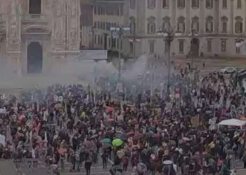 Ddl Zan, scontri Piazza Duomo a Milano (foto Twitter)