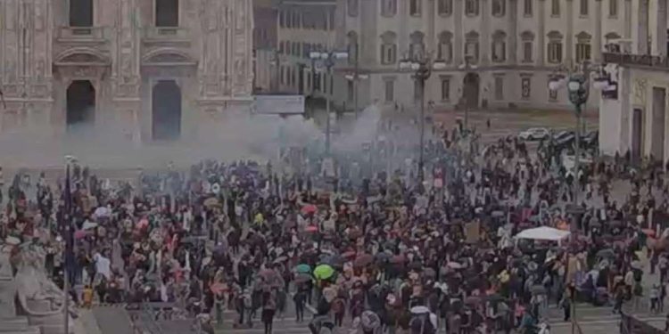 Ddl Zan, scontri Piazza Duomo a Milano (foto Twitter)