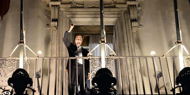 Luigi Di Maio esulta dal balcone di Palazzo Chigi il 27 settembre 2018 (LaPresse)