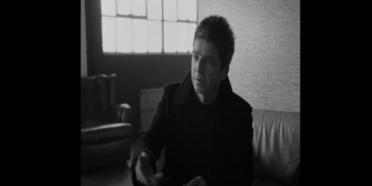 Noel Gallagher nel video del suo ultimo singolo We're on our way now