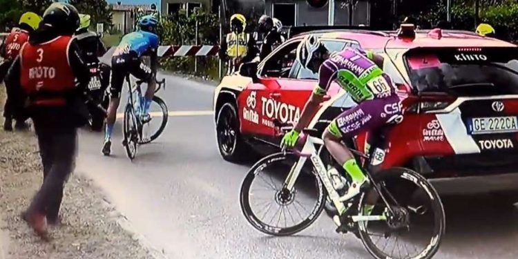 Giro d'Italia 2021, passaggio a livello resta chiuso (foto: YouTube)