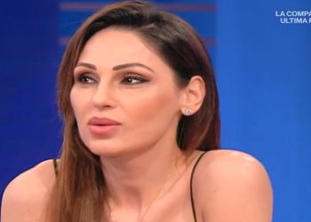 Anna Tatangelo durante l'intervista a Da Noi A Ruota Libera