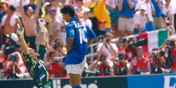 Roberto Baggio dopo aver sbagliato il rigore in finale, Usa 1994 (LaPresse)