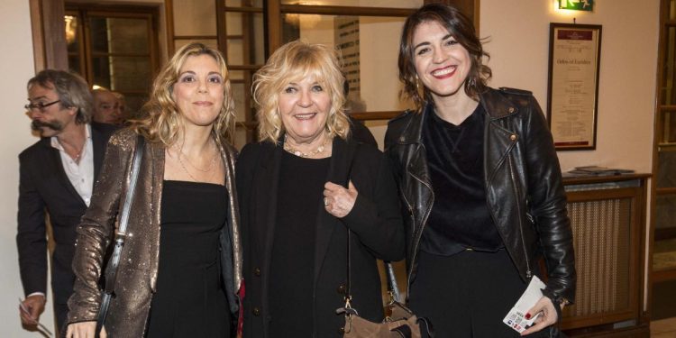 Susanna e Carlotta Proietti con la madre Sagitta Alter (Foto: 2019, LaPresse)