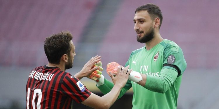 Hakan Calhanoglu e Gianluigi Donnarumma: lasceranno entrambi il Milan (Foto LaPresse)