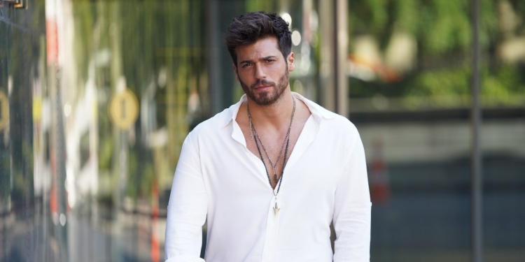 Can Yaman è Ozgur in "Mr Wrong"