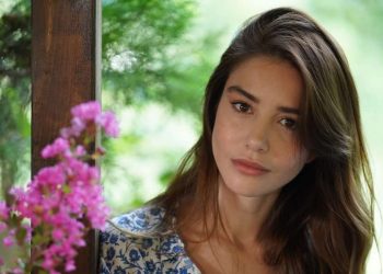 Ozge Gurel è Ezgi in "Mr Wrong"