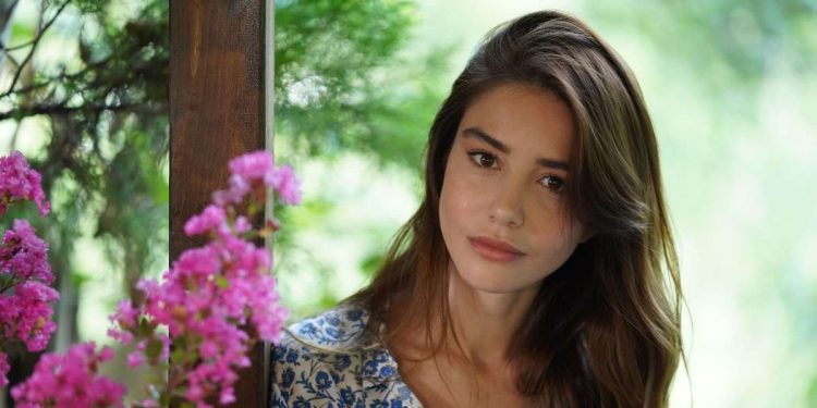 Ozge Gurel è Ezgi in "Mr Wrong"