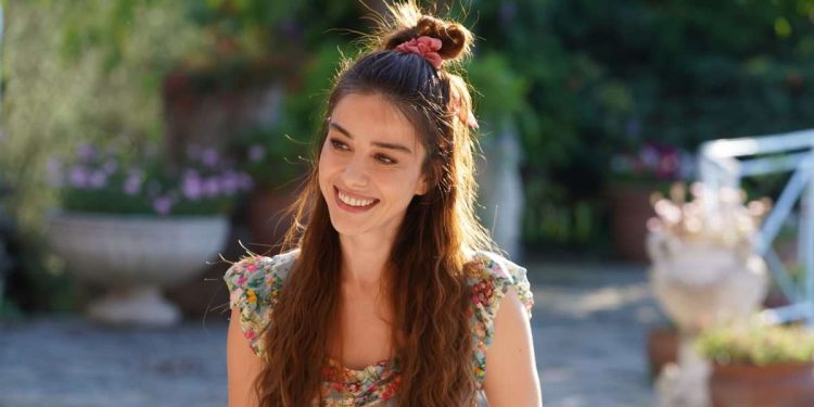 Ozge Gurel è Ezgi in "Mr Wrong"