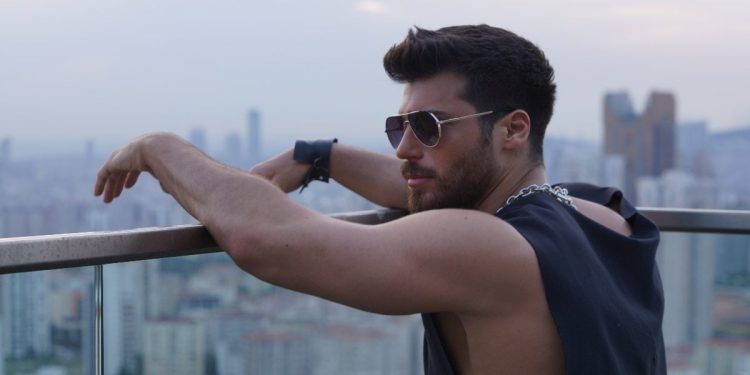 Can Yaman è Ozgur in "Mr Wrong"