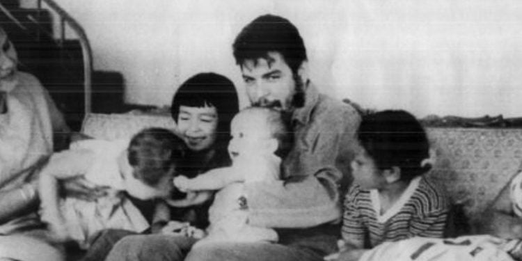 Ernesto "Che" Guevara con la moglie Aleida March e i figli Camilo, Hilda, Celia e Aleida, nel 1963 (Wikipedia)