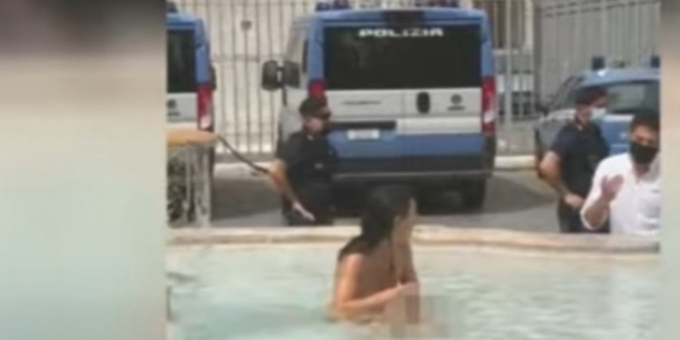 Ragazza fa il bagno nuda davanti a Palazzo Chigi (foto: YouTube)