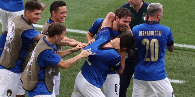 L'Italia esulta per il gol di Pessina (foto: Twitter RaiSport)