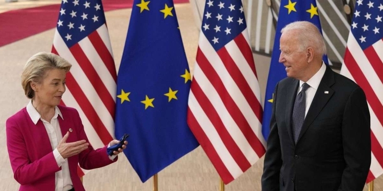 Ursula von der Leyen e Joe Biden (Lapresse)