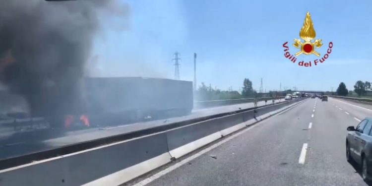 Incidente in A1 (Foto Vigili del Fuoco)