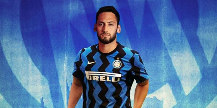 Calhanoglu con la maglia dell'Inter