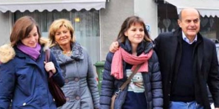 Foto Sergio Volo - LaPressepoliticaBersani con la sua famiglia al voto a Piacenza in via 24 MaggioNella Foto Pier Luigi Bersani  con la moglie Daniela Ferrari  e le figlie Elisa e Margherita  LaPresseOnly ItalyAutorizzazione da richiedereSpecial feecontattare: massimo.zanotti@lapresse.it