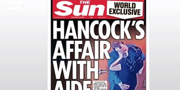 Matt Hancock sulla copertina del "The Sun" (foto: Sky News)