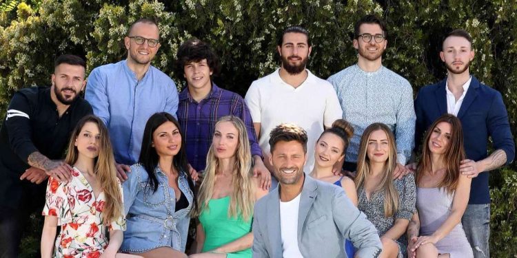 Filippo Bisciglia e le coppie di "Temptation Island 2021"