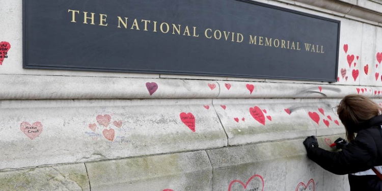 The National Covid Memorial Wall (Foto: LaPresse)