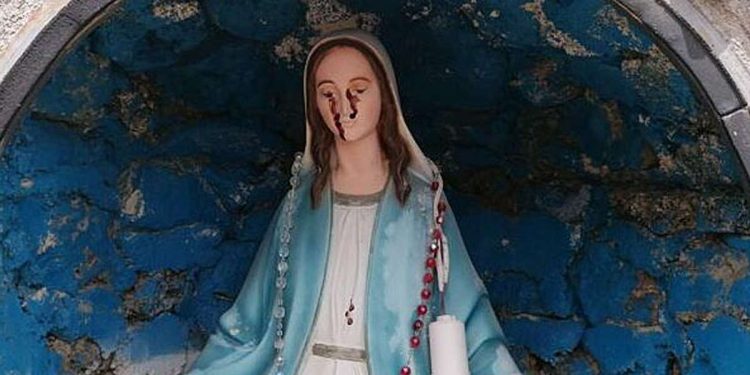 Statua della Madonna “piange sangue”, foto Twitter