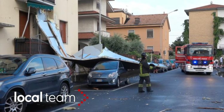 Allerta meteo in Lombardia, tromba d'aria a Sedriano (Foto: video Local Team)