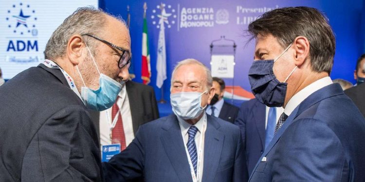 Goffredo Bettini (Pd), Gianni Letta e Giuseppe Conte (LaPresse)