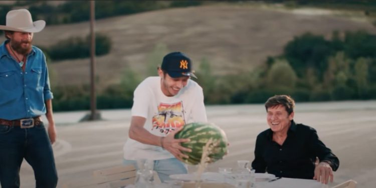 Gianni Morandi con Jovanotti e Valentino Rossi (foto: Youtube)