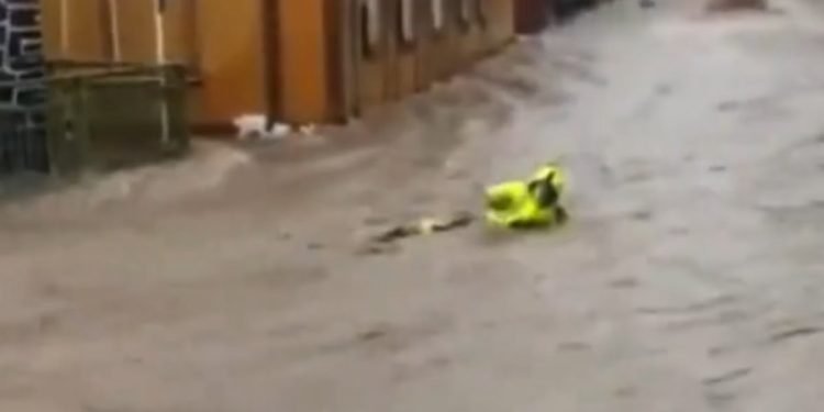 Pompiere travolto dall'acqua in Germania (foto: Instagram)