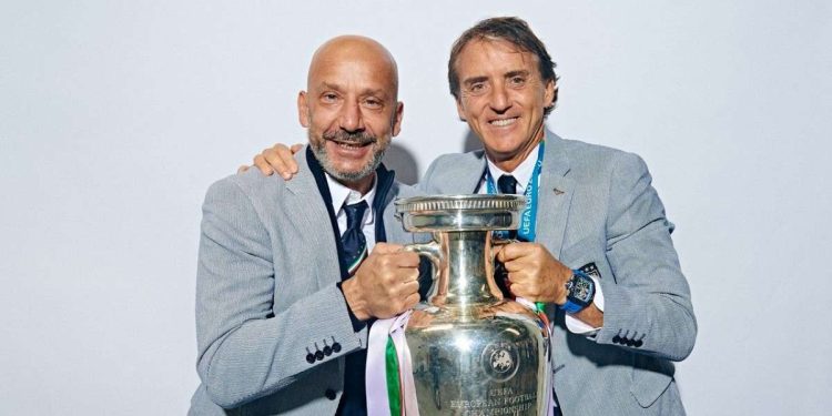 Gianluca Vialli e Roberto Mancini festeggiano gli Europei 2020 (da facebook.com/EURO2020)