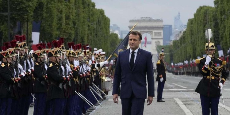 Emmanuel Macron sugli Champs-Élysées nell'anniversario della presa della Bastiglia, il 14 luglio (LaPresse)