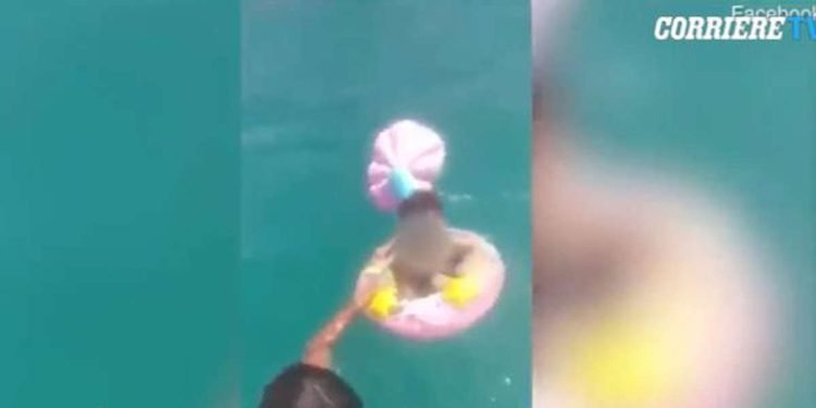 Bimba trascinata in alto mare (video)