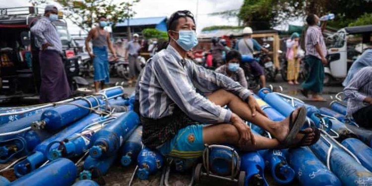 In Myanmar c'è carenza di bombole di ossigeno per i malati di Covid