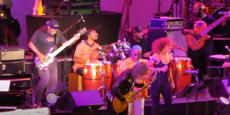 Kirk Hammett e Robert Trujillo con la band jazz di Kamasi Washington (foto: Youtube)