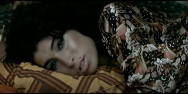 Amy Winehouse nel video di Rehab (foto: Youtube)