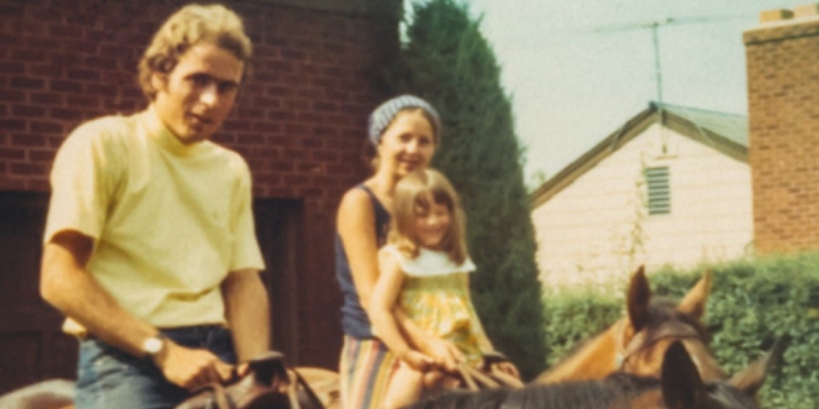 Elizabeth Kendall a cavallo con la figlia Molly e Ted Bundy, foto Twitter