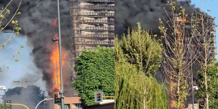 Milano, maxi incendio, foto Twitter