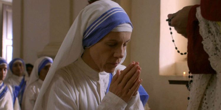 L'attrice Juliet Stevenson nei panni di Madre Teresa di Calcutta