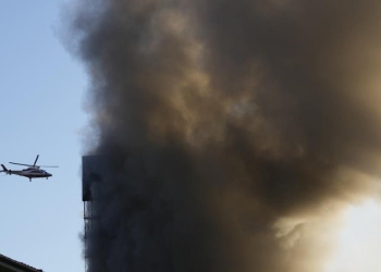 Milano, l'incendio della Torre dei Moro (LaPresse)