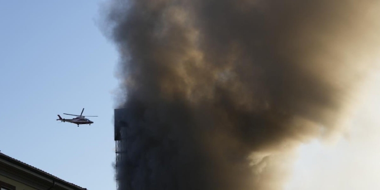 Milano, l'incendio della Torre dei Moro (LaPresse)