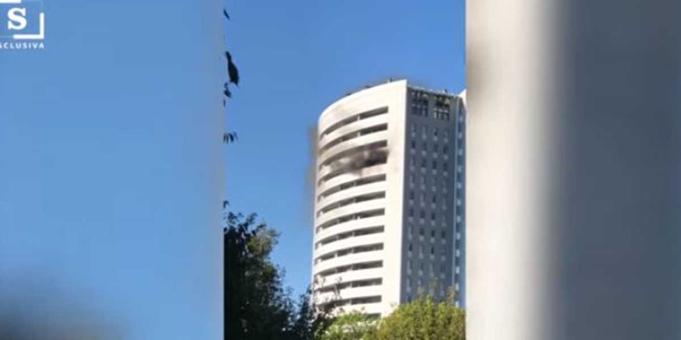 Video incendio grattacielo Milano, da Youtube La Stampa