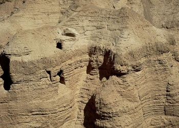 Le grotte di Qumran, vicino al Mar Morto, dove nel 1947 vennero rinvenuti i manoscritti (LaPresse)