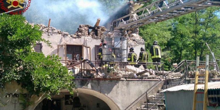 Esplosione a Pontremoli (Foto: Twitter Vigili del Fuoco)