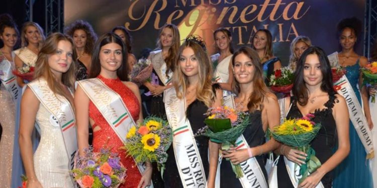 Giada Stabile (al centro), Miss Reginetta d'Italia 2021