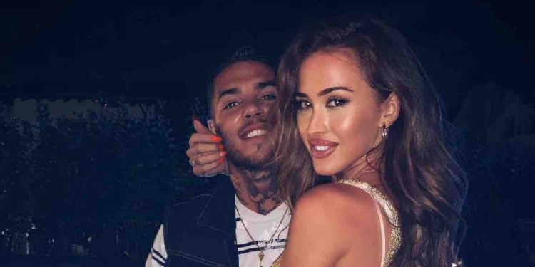 Emis Killa in compagnia della fidanzata Martina Bottiglieri