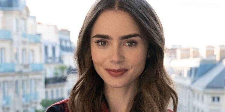 Lily Collins di Emily in Paris