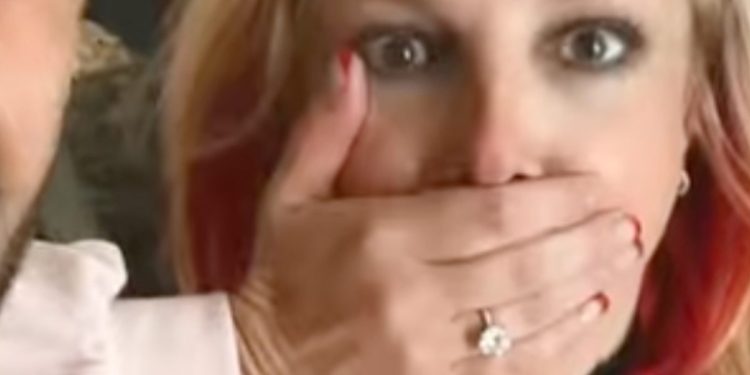 Britney Spears mostra l'anello di fidanzamento (Instagram)