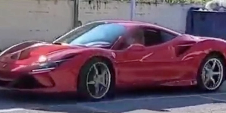 bambino guida ferrari