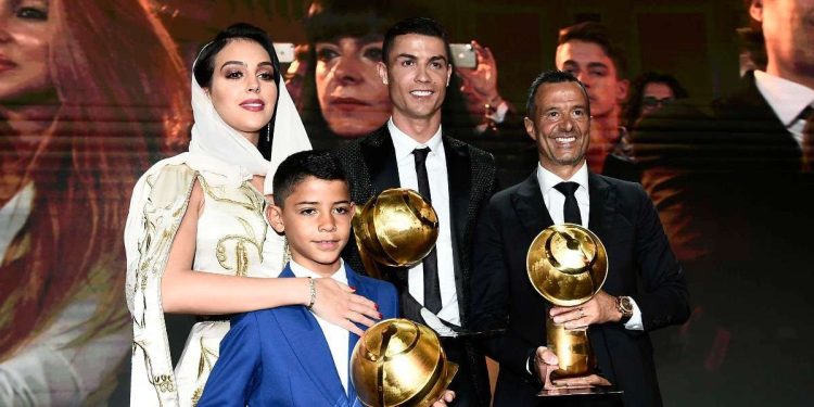 Cristiano Ronaldo con Georgina Rodriguez, Cristiano jr. e Jorge Mendes (Foto di LaPresse)