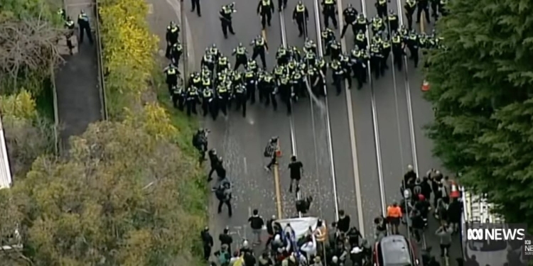 Scontri a Melbourne durante manifestazione anti lockdown